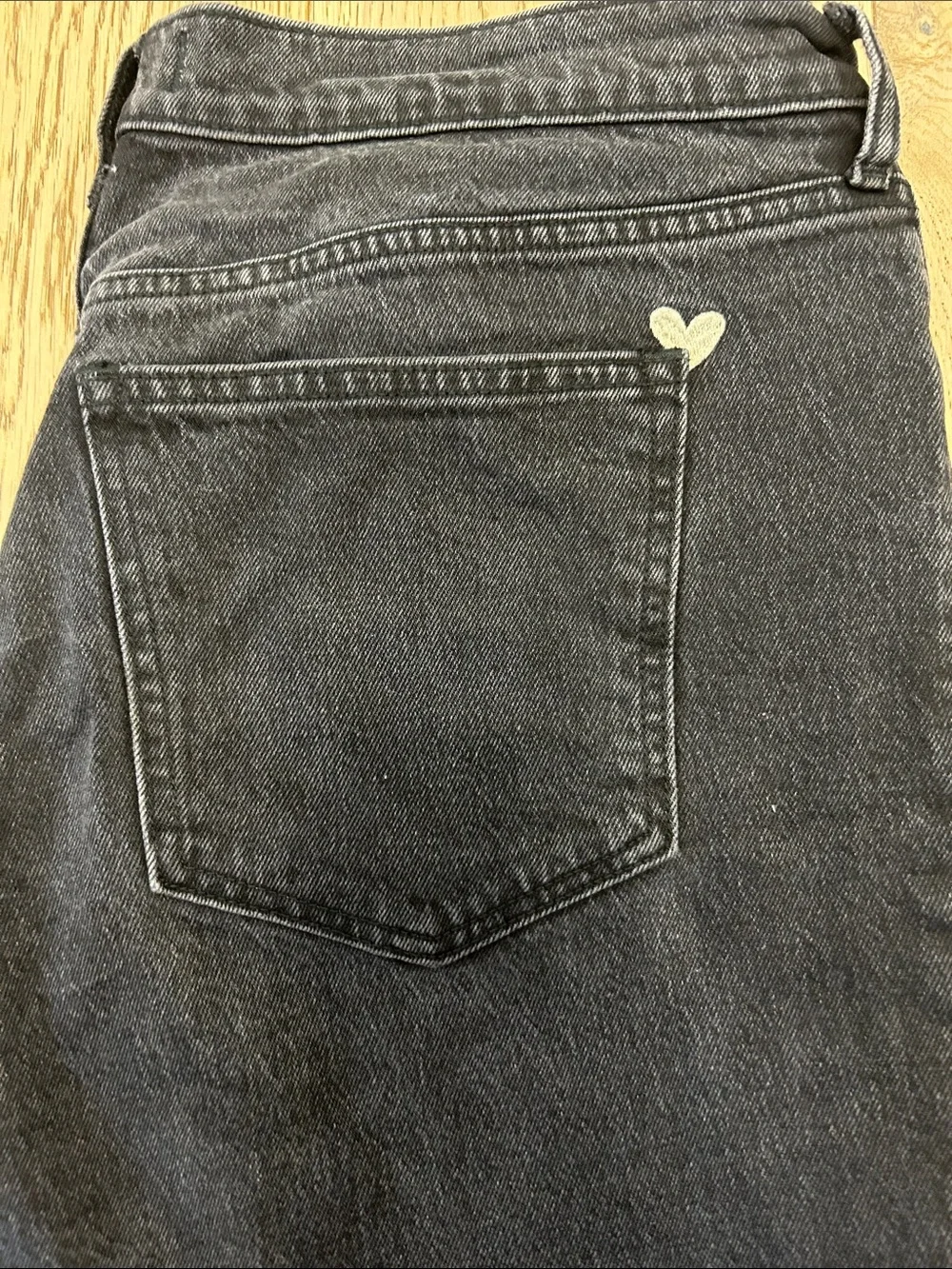 ABERCROMBIE HIGH-RISE 90s RELAXED HEART EMBROIDERED JEANS - SHORT - Picture 9 of 11